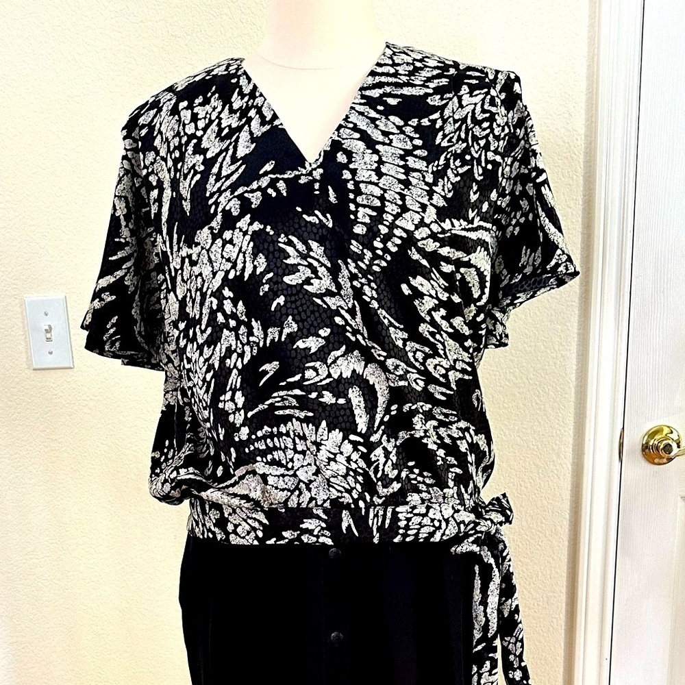 Beautifully tailored, 4 piece black and cream “batik”: 2 skirts and 2 tops - Picture 4 of 16